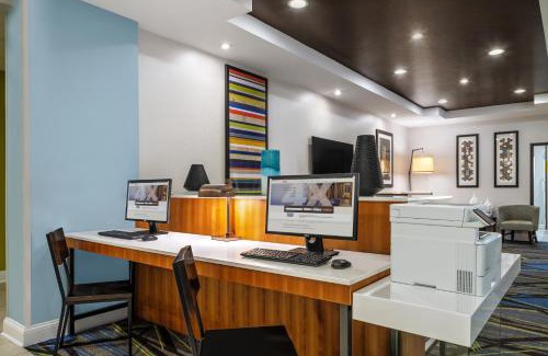 Florence Hotel | Holiday Inn Express & Suites Florence by IHG