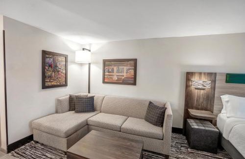 Hayward Hotel | Holiday Inn Express & Suites Hayward by IHG