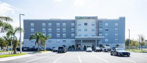 Tampa Hotel | Holiday Inn Express & Suites Tampa Stadium - Airport Area by IHG
