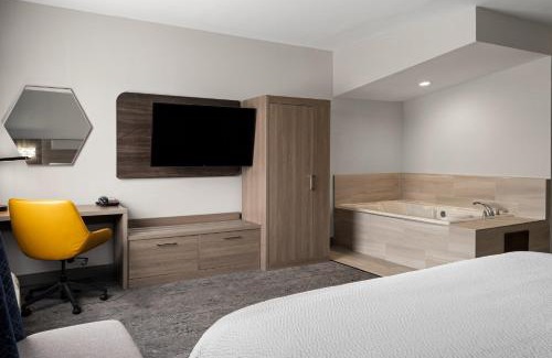 Bedford Hotel | Holiday Inn Express Toledo North by IHG