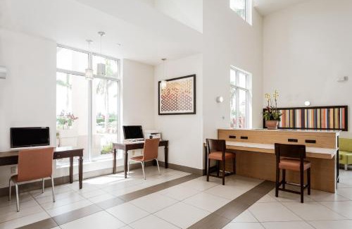 Boynton Beach Hotel | Holiday Inn Express & Suites Boynton Beach West by IHG