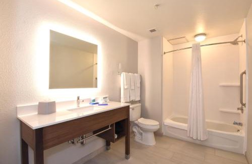 Southern Pines Hotel | Holiday Inn Express & Suites Southern Pines-Pinehurst Area by IHG