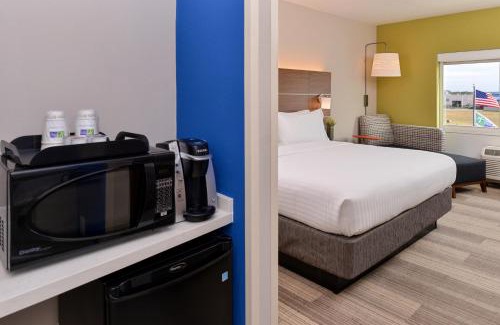 South Pinellas Community Council Hotel | Holiday Inn Express & Suites - St. Petersburg - Madeira Beach by IHG