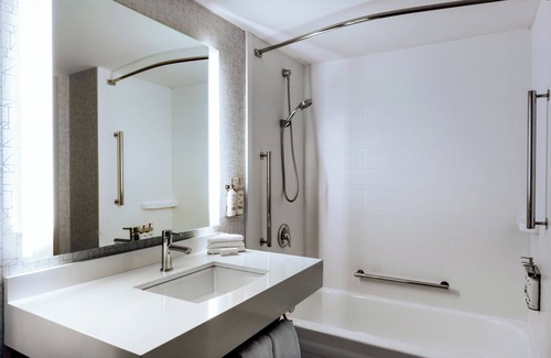 Richmond City Centre Hotel | Holiday Inn Express Vancouver Airport Richmond by IHG