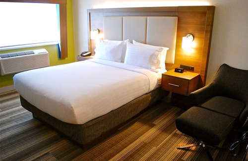 Richmond City Centre Hotel | Holiday Inn Express Vancouver Airport Richmond by IHG