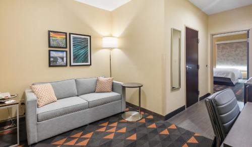 Bellmead Hotel | Holiday Inn Hotel & Suites Waco Northwest by IHG