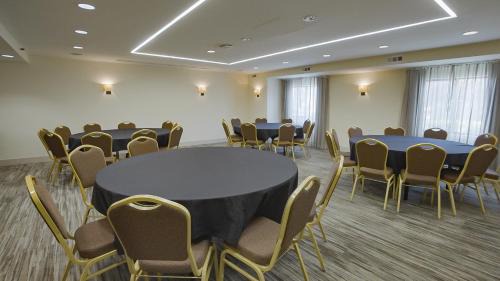 Las Colinas Hotel | Holiday Inn Irving Las Colinas by IHG