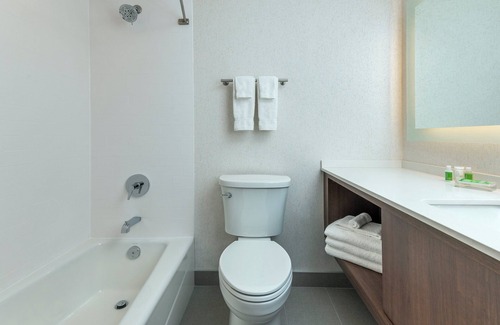 Inner Harbour Hotel | Holiday Inn Kingston Waterfront by IHG