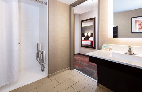 Glendale Hotel | Holiday Inn Milwaukee Riverfront by IHG