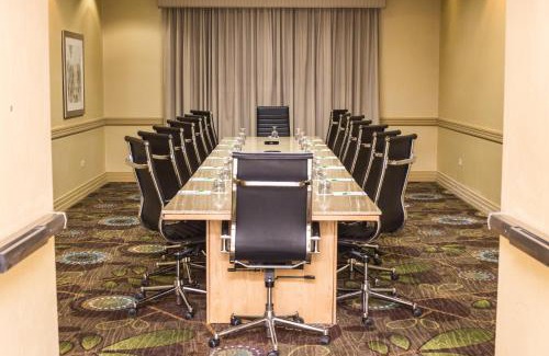 Bolingbrook Hotel | Holiday Inn & Suites Bolingbrook by IHG