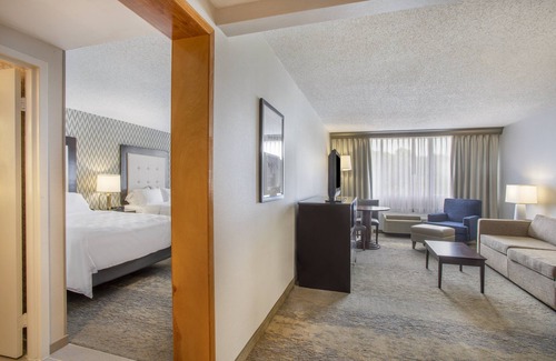 Parsippany Hotel | Holiday Inn & Suites Parsippany Fairfield by IHG