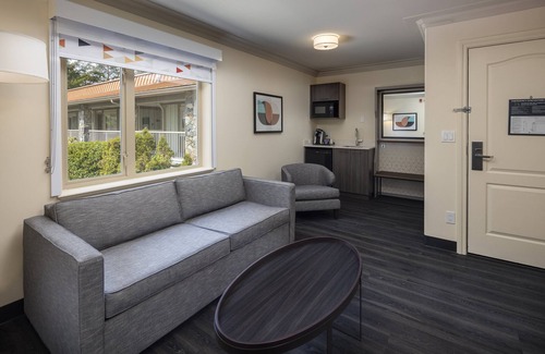 Saanich Hotel | Holiday Inn Victoria Elk Lake by IHG