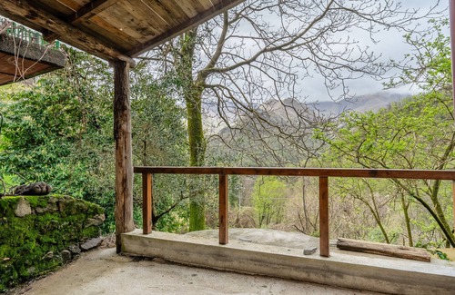 Fabbriche di Vallico House | Holiday Home 'Bellavista La Grotta' with Mountain View, Private Terrace and Wi-Fi