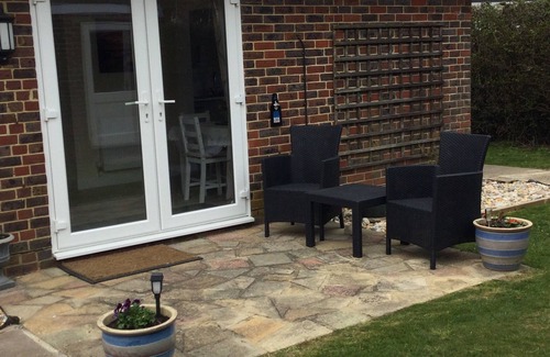 Selsey Apartment | Holiday Let Annex; Self Contained; Sleeps 2; One minute from beach