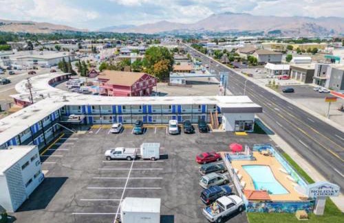 Wenatchee Hotel | Holiday Lodge
