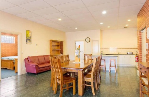 Castlemaine Apartment | Holiday On Mostyn in the Centre of Town