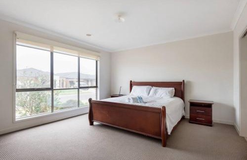 Truganina House | Holiday Rental 6 KING BD 12PPL
