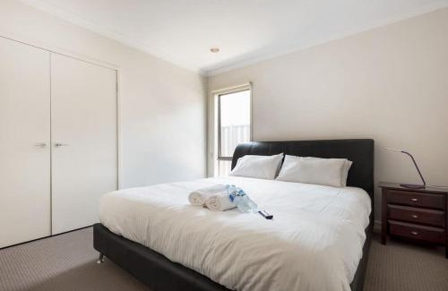 Truganina House | Holiday Rental 6 KING BD 12PPL