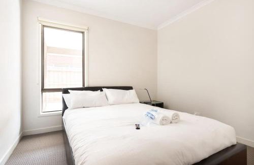 Truganina House | Holiday Rental 6 KING BD 12PPL