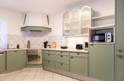 Blaubeuren Apartment | Holiday&Stay Apartment Big Blue Beamer 10 Personen