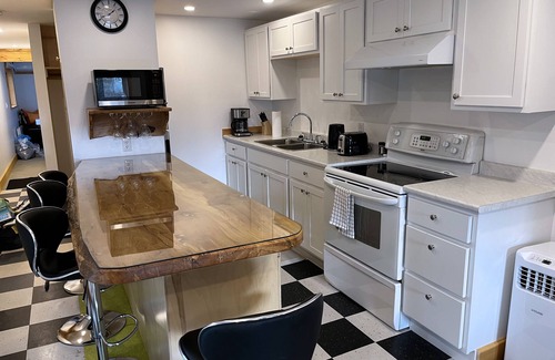 Westville House | Holiday Town Home - Westville