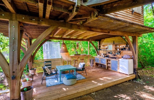 Saint-Paul-de-Vence Ski Chalet | Holiday treehouse "King Louie and Mowgli" with Shared Natural Pool, 2 Private Terraces & Wi-Fi