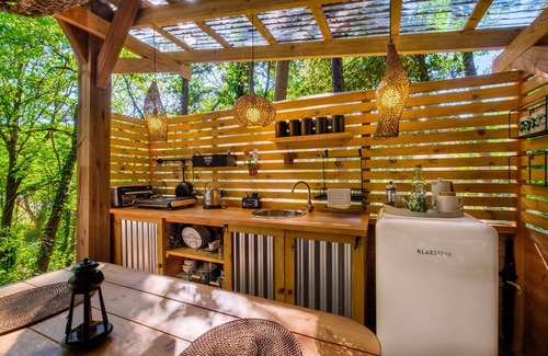 Saint-Paul-de-Vence Apartment | Holiday Treehouse "Shere Khan" with Shared Pool, 2 Private Terraces & Wi-Fi