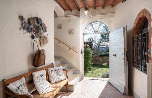 Simignano Villa | Holiday Villa in Tuscany – Exclusive Rental with Garden & Jacuzzi