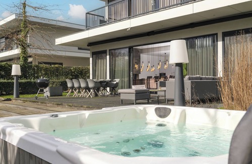 Zeewolde House | Holiday villa Water no. 336 | Luxury 10-person villa with Jacuzzi, Barrel Sauna and private jetty. Spacious garden with lots of privacy, large balcony and pet friendly. Located at Villa Resort Harderwold, near Harderwijk and the Veluwemeer!