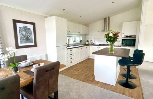 Ryther Apartment | Hollicarrs - Oak Tree Lodge - Lodge with Hot Tub