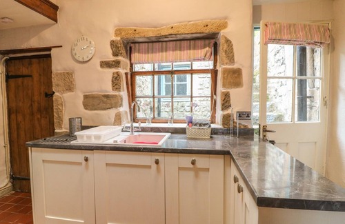 Winster Cottage | HOLLY COTTAGE, pet friendly, character holiday cottage in Winster