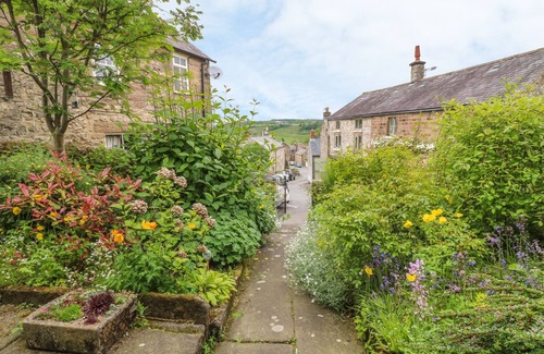 Winster Cottage | HOLLY COTTAGE, pet friendly, character holiday cottage in Winster