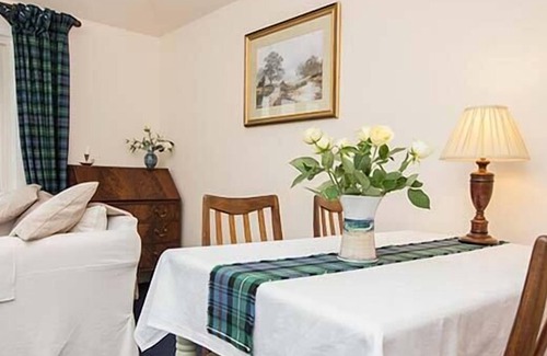 Strathpeffer Cottage | HOLLY COTTAGE, pet friendly, with a garden in Strathpeffer