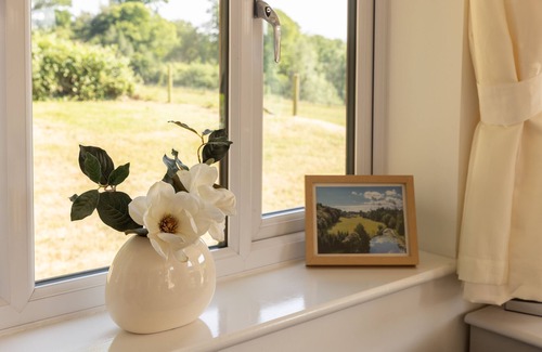 Chilworth Cottage | Holly Cottage - Tranquil luxury country cottage in the Surrey Hills