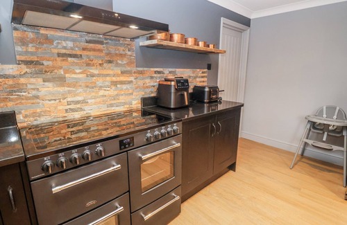 Colchester Cottage | HOLLY FARM AND ANNEXE, pet friendly, with hot tub in Brantham