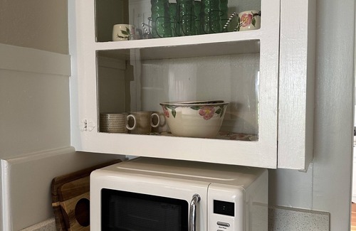 Medford Cottage | HOLLY HOUSE ~ Organic, Dog-friendly Garden Cottage