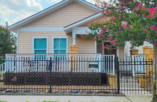 Washington Ave./ Memorial Park Apartment | Holly Studio @ Downtown Arts District