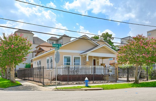 Washington Ave./ Memorial Park Apartment | Holly Studio @ Downtown Arts District