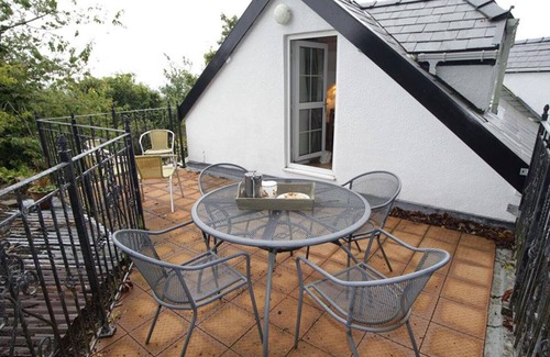 Crynant House | Holly Tree Lodge - Four Bedroom House, Sleeps 9