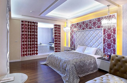 Pitou Hotel | Holly Wood Motel