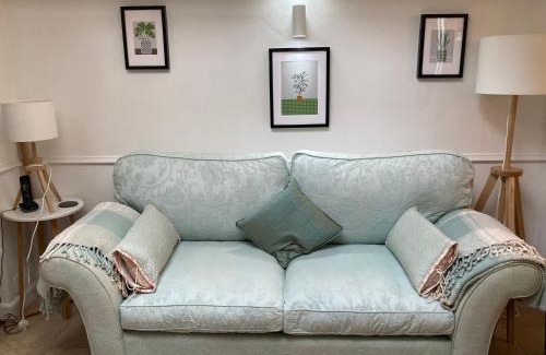 Ivybridge Apartment | Hollyhocks Holiday Home- 2 bedroomed ground floor apartment sleeps 5