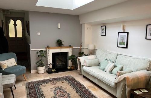 Ivybridge Apartment | Hollyhocks Holiday Home- 2 bedroomed ground floor apartment sleeps 5