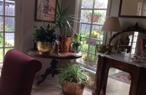 Trentham Bed & Breakfast | Hollyoak - A delightful English style house just 300 meters from High Street