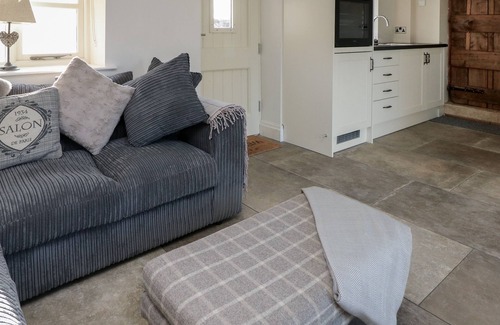 Forsbrook Cottage | HOLLYS BARN, pet friendly, luxury holiday cottage in Fulford