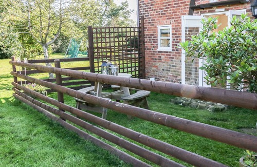 Forsbrook Cottage | HOLLYS BARN, pet friendly, luxury holiday cottage in Fulford