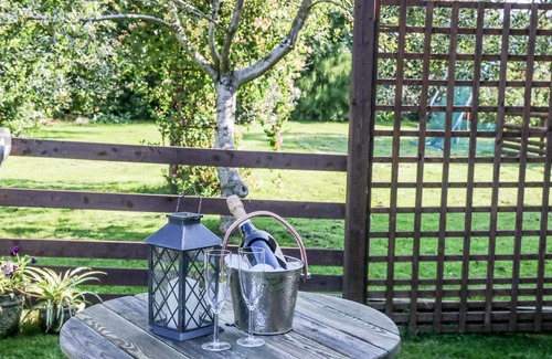 Forsbrook Cottage | HOLLYS BARN, pet friendly, luxury holiday cottage in Fulford