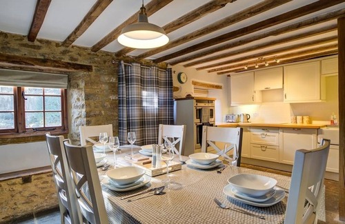 Hook Norton Cottage | HOLLYTREE COTTAGE, pet friendly, with a garden in Hook Norton