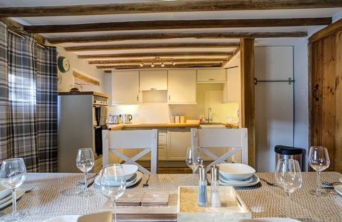 Hook Norton Cottage | HOLLYTREE COTTAGE, pet friendly, with a garden in Hook Norton