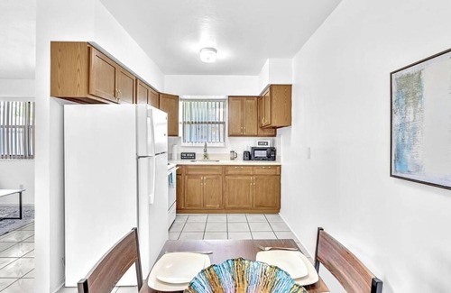 Royal Poinciana House | Hollywood Beach 1BR in Gated Property ~ King Bed!