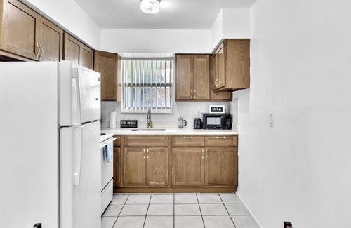 Royal Poinciana House | Hollywood Beach 1BR in Gated Property ~ King Bed!